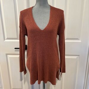 Lush Women’s V Neck Open Back Sweater Size Small‎